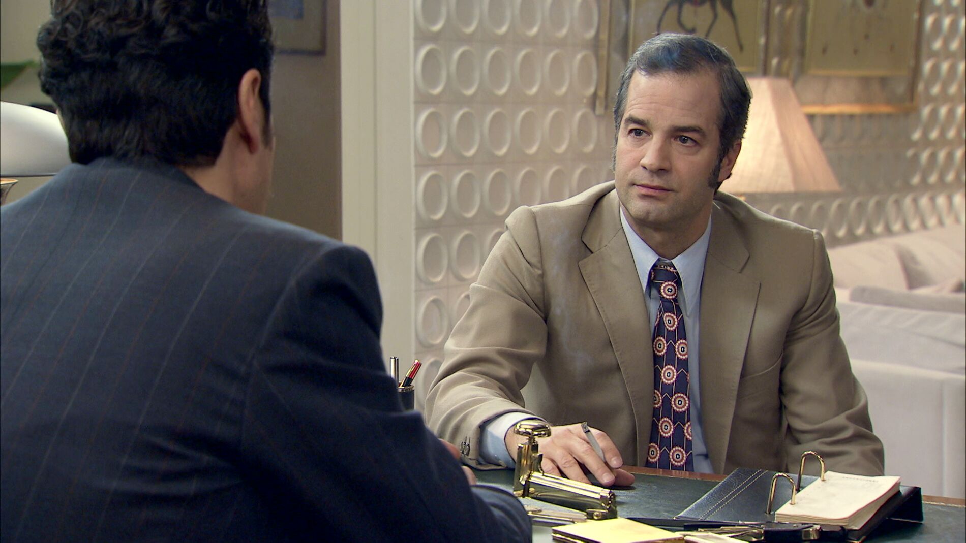 David descubre los secretos de Armando al traicionar a Lourdes