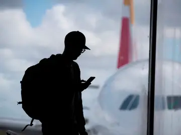 Un hombre en un aeropuerto Un hombre en un aeropuerto