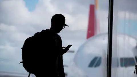 Un hombre en un aeropuerto Un hombre en un aeropuerto