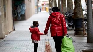 Una ni&ntilde;a camina junto a su madre (Archivo)
