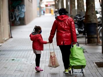 Una niña camina junto a su madre (Archivo)