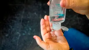 Imagen de una mujer echándose en las manos un gel hidroalcóholico Imagen de una mujer echándose en las manos un gel hidroalcóholico