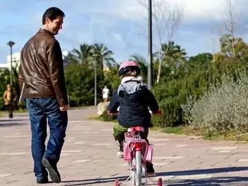 Una niña junto a su padre Una niña junto a su padre