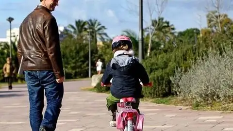 Una niña junto a su padre Una niña junto a su padre