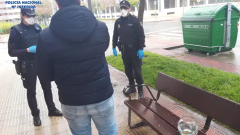 Multan a un hombre por saltarse el confinamiento para pasear a sus peces Multan a un hombre por saltarse el confinamiento para pasear a sus peces
