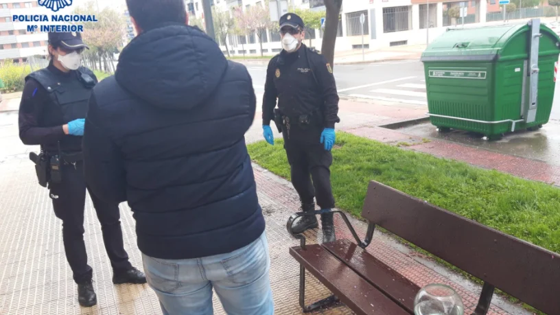 Multan a un hombre por saltarse el confinamiento para pasear a sus peces Multan a un hombre por saltarse el confinamiento para pasear a sus peces