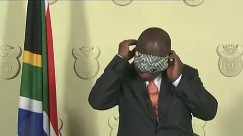 Cyril Ramaphosa, presidente de Sudáfrica, liándose con una mascarilla Cyril Ramaphosa, presidente de Sudáfrica, liándose con una mascarilla