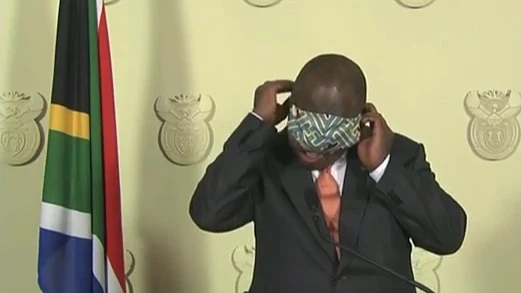 Cyril Ramaphosa, presidente de Sud&aacute;frica, li&aacute;ndose con una mascarilla