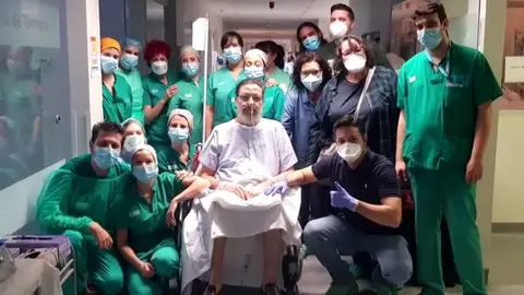 Julio, el paciente de coronavirus que más tiempo ha estado en la UCI, recibe el alta tras 57 días Julio, el paciente de coronavirus que más tiempo ha estado en la UCI, recibe el alta tras 57 días