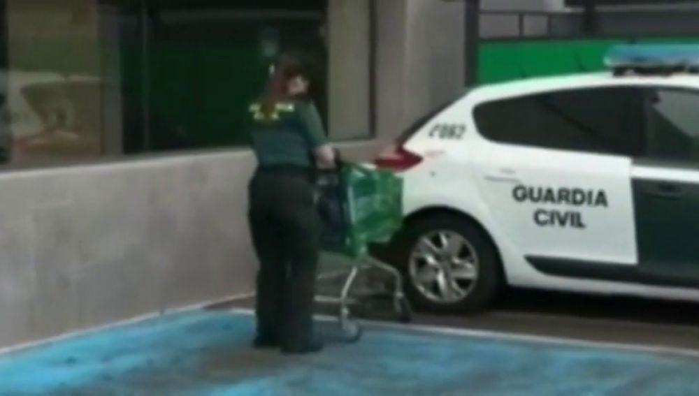 Una agente de la Guardia Civil hace la compra a una señora confinada por el coronavirus en Fuerteventura