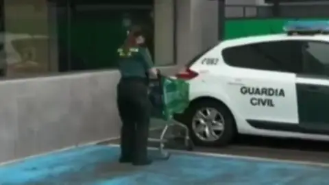 Una agente de la Guardia Civil hace la compra a una señora confinada por el coronavirus en Fuerteventura Una agente de la Guardia Civil hace la compra a una señora confinada por el coronavirus en Fuerteventura