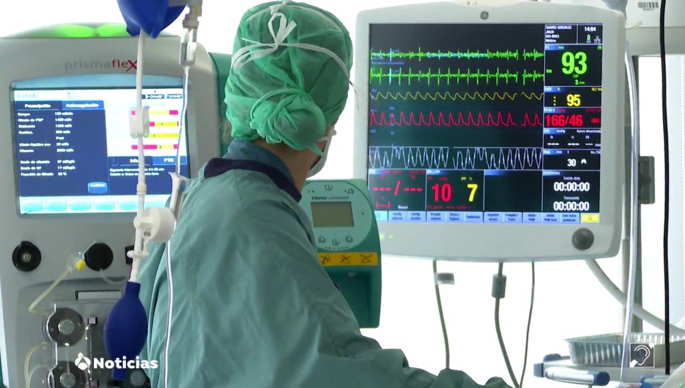 Sanitario frente a monitores en un hospital en plena crisis sanitaria.