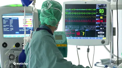 Sanitario frente a monitores en un hospital en plena crisis sanitaria. (24-04-20) Más curados que contagiados por el coronavirus