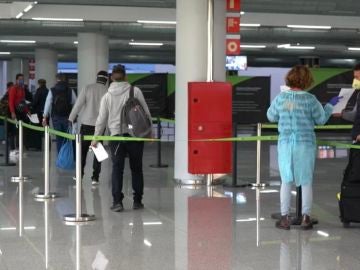 Algunos viajeros pasando el control de seguridad del Aeropuerto de Palma, con medidas especiales por el coronavirus. 