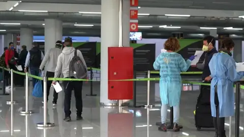 Algunos viajeros pasando el control de seguridad del Aeropuerto de Palma, con medidas especiales por el coronavirus. Algunos viajeros pasando el control de seguridad del Aeropuerto de Palma, con medidas especiales por el coronavirus.