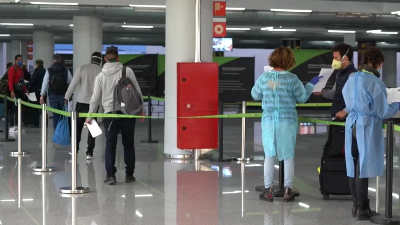 Algunos viajeros pasando el control de seguridad del Aeropuerto de Palma, con medidas especiales por el coronavirus. Algunos viajeros pasando el control de seguridad del Aeropuerto de Palma, con medidas especiales por el coronavirus.