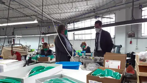 Talleres y empresas locales están fabricando mascarillas caseras para los menores de Elda. Talleres y empresas locales están fabricando mascarillas caseras para los menores de Elda.