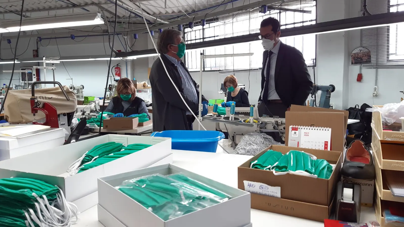 Talleres y empresas locales están fabricando mascarillas caseras para los menores de Elda. Talleres y empresas locales están fabricando mascarillas caseras para los menores de Elda.