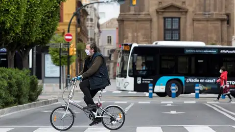 Un ciclista en Málaga durante el estado de alarma Un ciclista en Málaga durante el estado de alarma