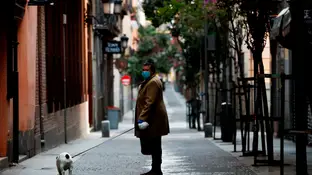 Una mujer pasea a su perro durante la pandemia de coronavirus Una mujer pasea a su perro durante la pandemia de coronavirus