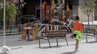 Coronavirus Madrid: Imagen de un niño paseando a su perro Imagen de un niño paseando a su perro