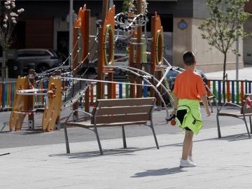 Coronavirus Madrid: Imagen de un niño paseando a su perro