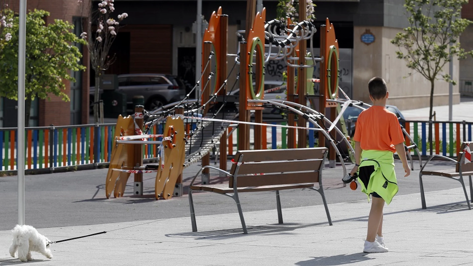 Coronavirus Madrid: Imagen de un niño paseando a su perro Coronavirus Madrid: Imagen de un niño paseando a su perro