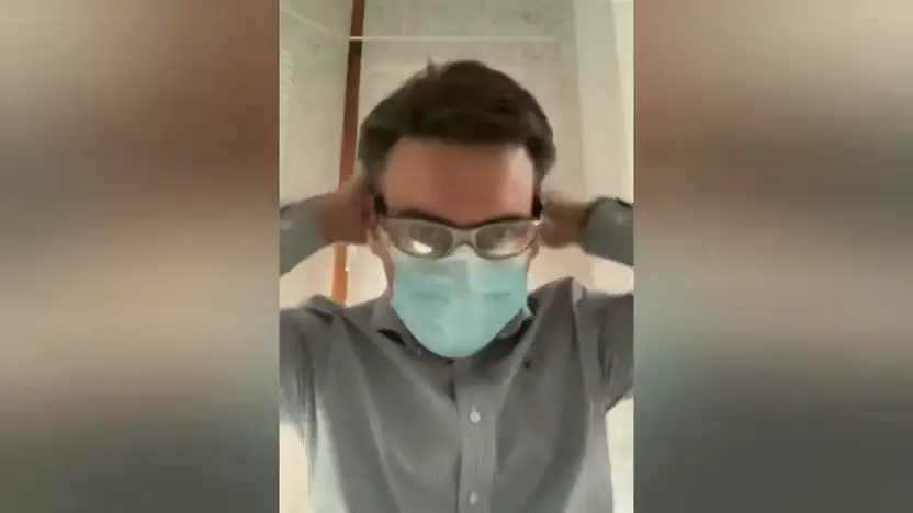 Todo lo que tienes que saber del truco viral para evitar que se te empa&ntilde;en las gafas con la mascarilla durante el confinamiento