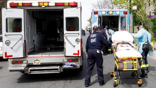 Sanitarios de Nueva York responden a una llamada de un paciente sospechoso de estar infectado con coronavirus en el Bronx