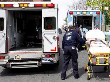 Sanitarios de Nueva York responden a una llamada de un paciente sospechoso de estar infectado con coronavirus en el Bronx
