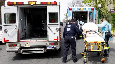 Sanitarios de Nueva York responden a una llamada de un paciente sospechoso de estar infectado con coronavirus en el Bronx Sanitarios de Nueva York responden a una llamada de un paciente sospechoso de estar infectado con coronavirus en el Bronx