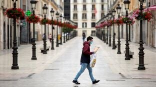 Una persona camina por la calle Larios, en M&aacute;laga