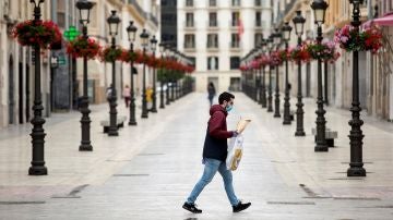 Una persona camina por la calle Larios, en Málaga