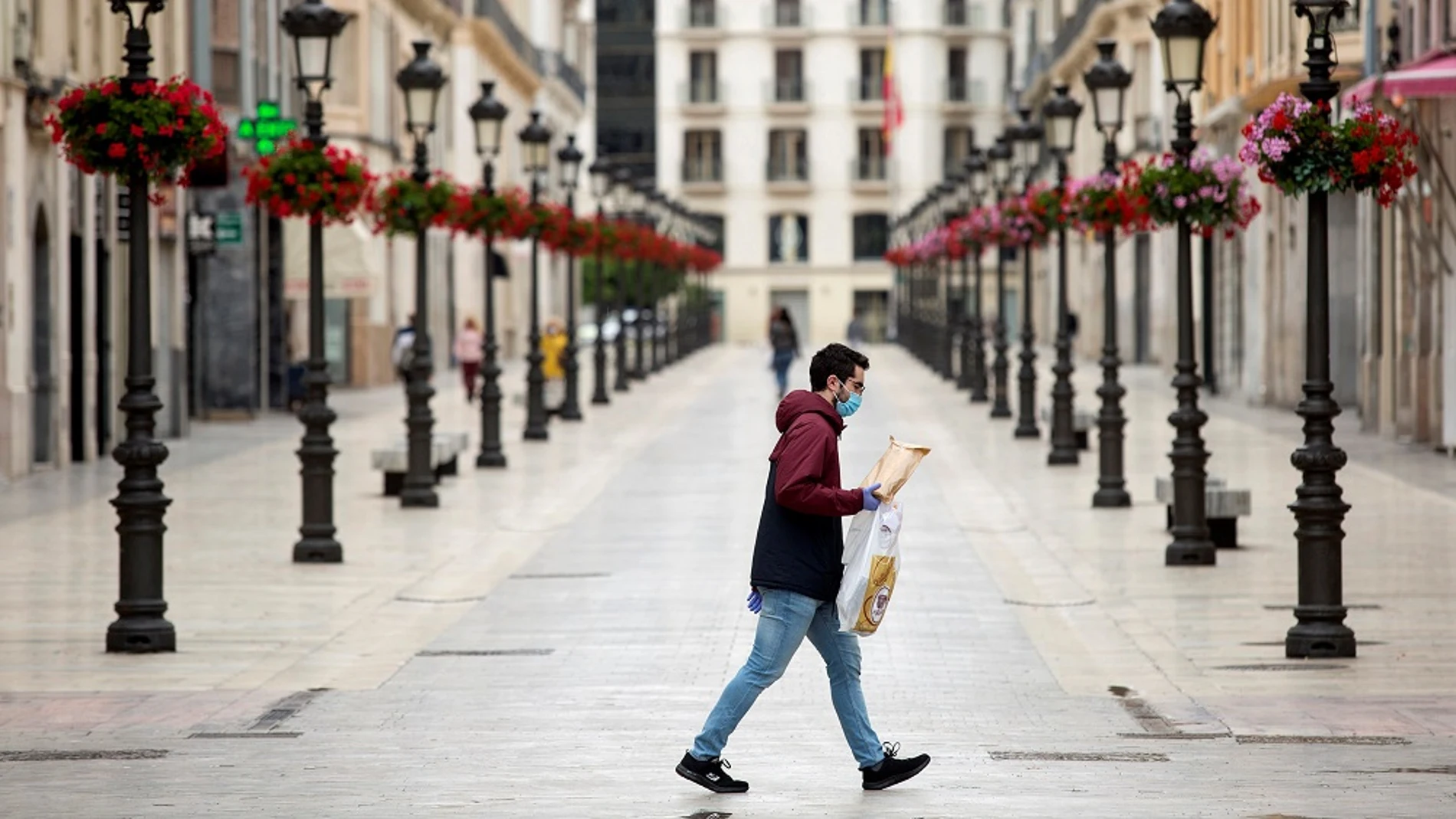 Una persona camina por la calle Larios, en Málaga Una persona camina por la calle Larios, en Málaga