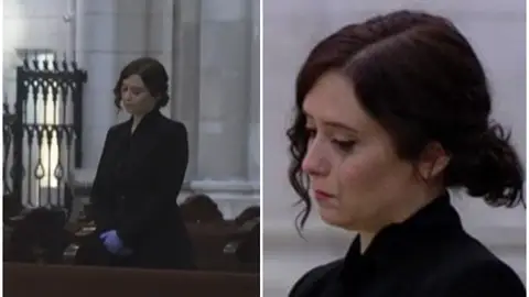 Las 'lágrimas negras' de Isabel Díaz Ayuso durante la misa por las víctimas del coronavirus en La Almudena Las 'lágrimas negras' de Isabel Díaz Ayuso durante la misa por las víctimas del coronavirus en La Almudena