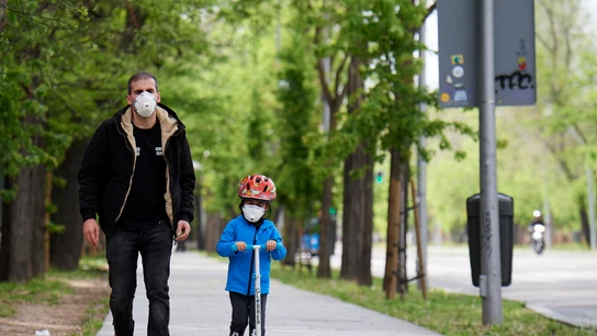 Un padre pasea con su hijo por las calles de Madrid Un padre pasea con su hijo por las calles de Madrid