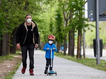 Un padre pasea con su hijo por las calles de Madrid Un padre pasea con su hijo por las calles de Madrid
