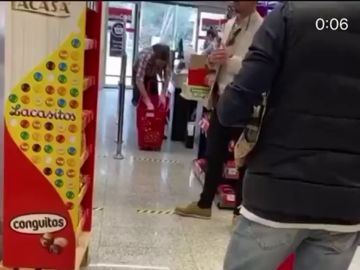 El vídeo de Pablo Iglesias comprando en un supermercado sin mascarilla a pesar de haber tenido contacto con contagiados de coronavirus
