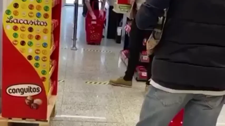 El vídeo de Pablo Iglesias comprando en un supermercado sin mascarilla a pesar de haber tenido contacto con contagiados de coronavirus El vídeo de Pablo Iglesias comprando en un supermercado sin mascarilla a pesar de haber tenido contacto con contagiados de coronavirus