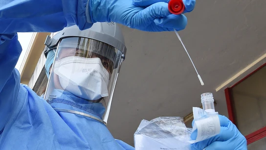 Un sanitario, durante la realización de un test. Un sanitario, durante la realización de un test