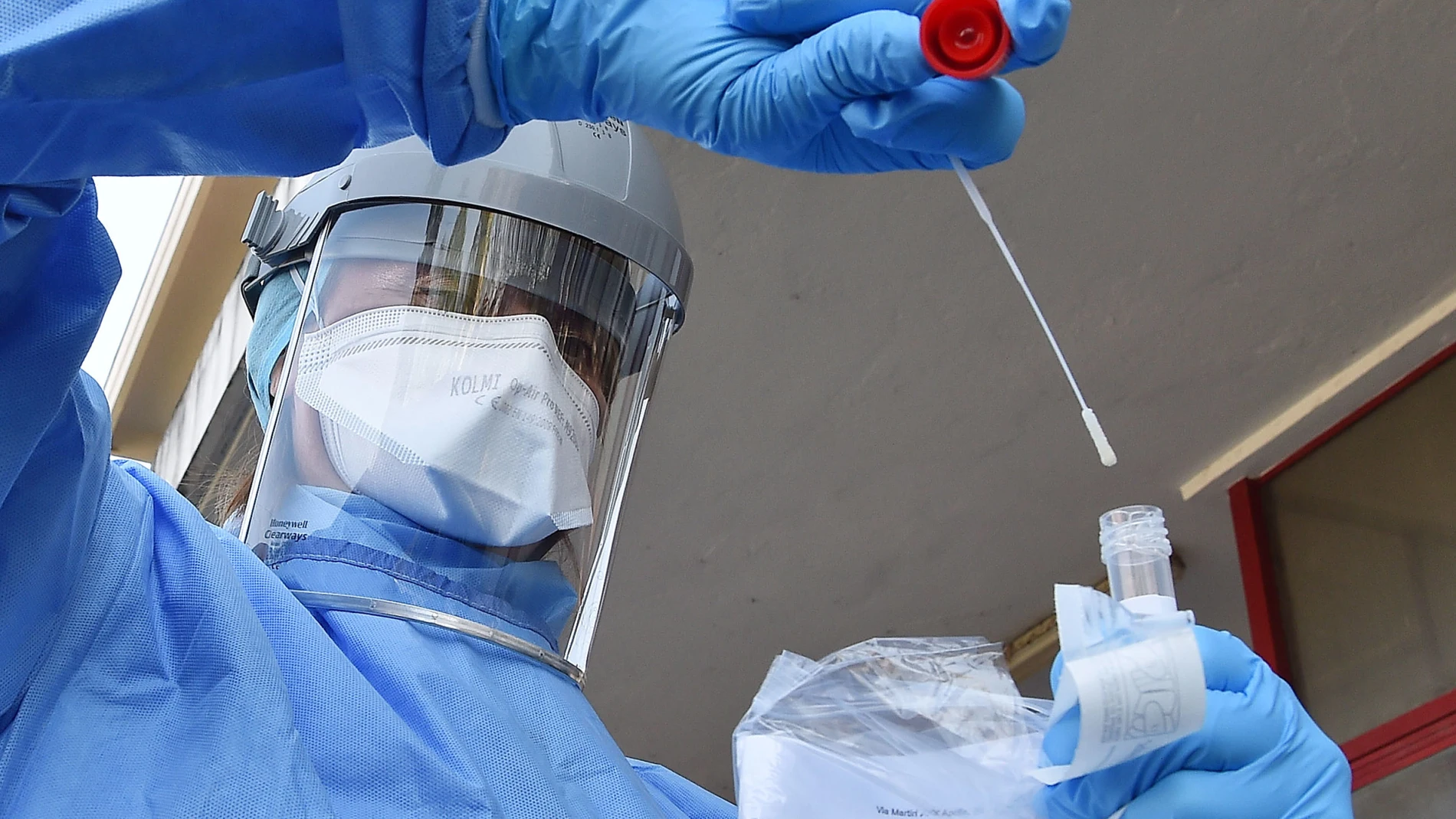 Un sanitario, durante la realización de un test. Un sanitario, durante la realización de un test.