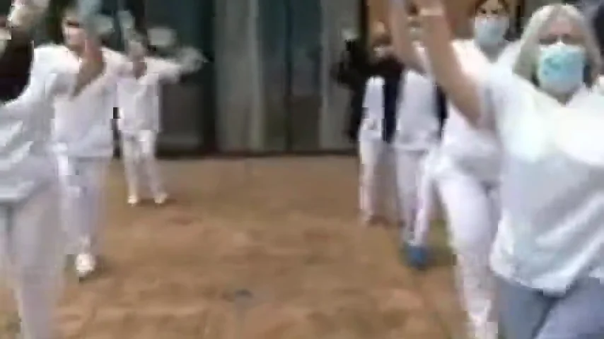 Al ritmo de "We are the champion" los ancianos de una residencia de Lugo celebran que est&aacute;n libres de coronavirus