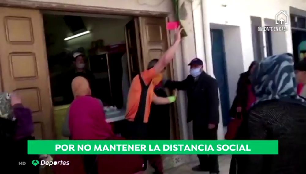 El colegiado tunecino que muestra cartulinas por no respetar la distancia social frente al coronavirus
