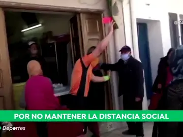 El colegiado tunecino que muestra cartulinas por no respetar la distancia social frente al coronavirus El colegiado tunecino que muestra cartulinas por no respetar la distancia social frente al coronavirus