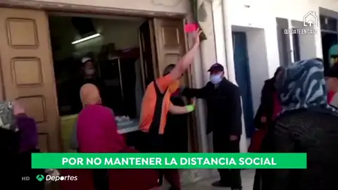 El colegiado tunecino que muestra cartulinas por no respetar la distancia social frente al coronavirus El colegiado tunecino que muestra cartulinas por no respetar la distancia social frente al coronavirus