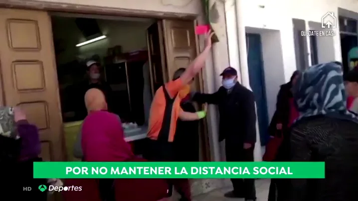 El colegiado tunecino que muestra cartulinas por no respetar la distancia social frente al coronavirus El colegiado tunecino que muestra cartulinas por no respetar la distancia social frente al coronavirus