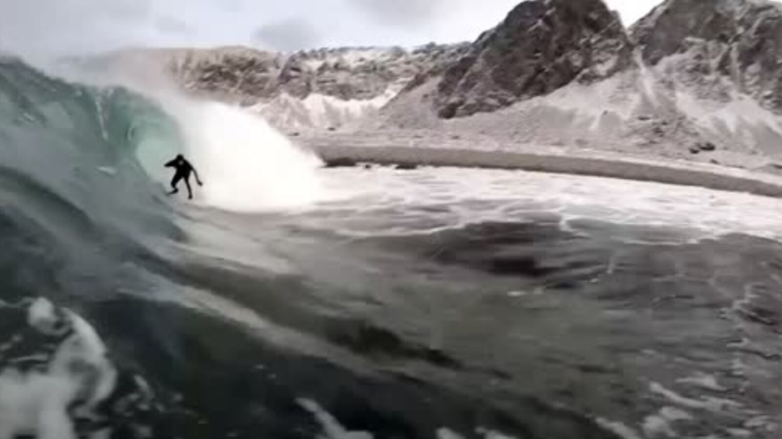 Surfistas se olvidan del coronavirus en el Ártico: 