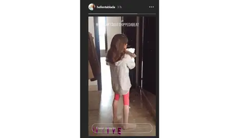 Ella Bisbal con su hermanita Camila en brazos Ella Bisbal con su hermanita Camila en brazos