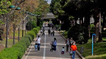 Familias paseando en el parque Jardín del Turia de Valencia