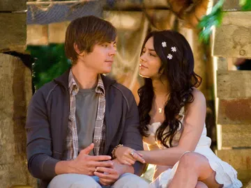 Zac Efron y Vanessa Hudgens en 'High School Musical' Zac Efron y Vanessa Hudgens en 'High School Musical'
